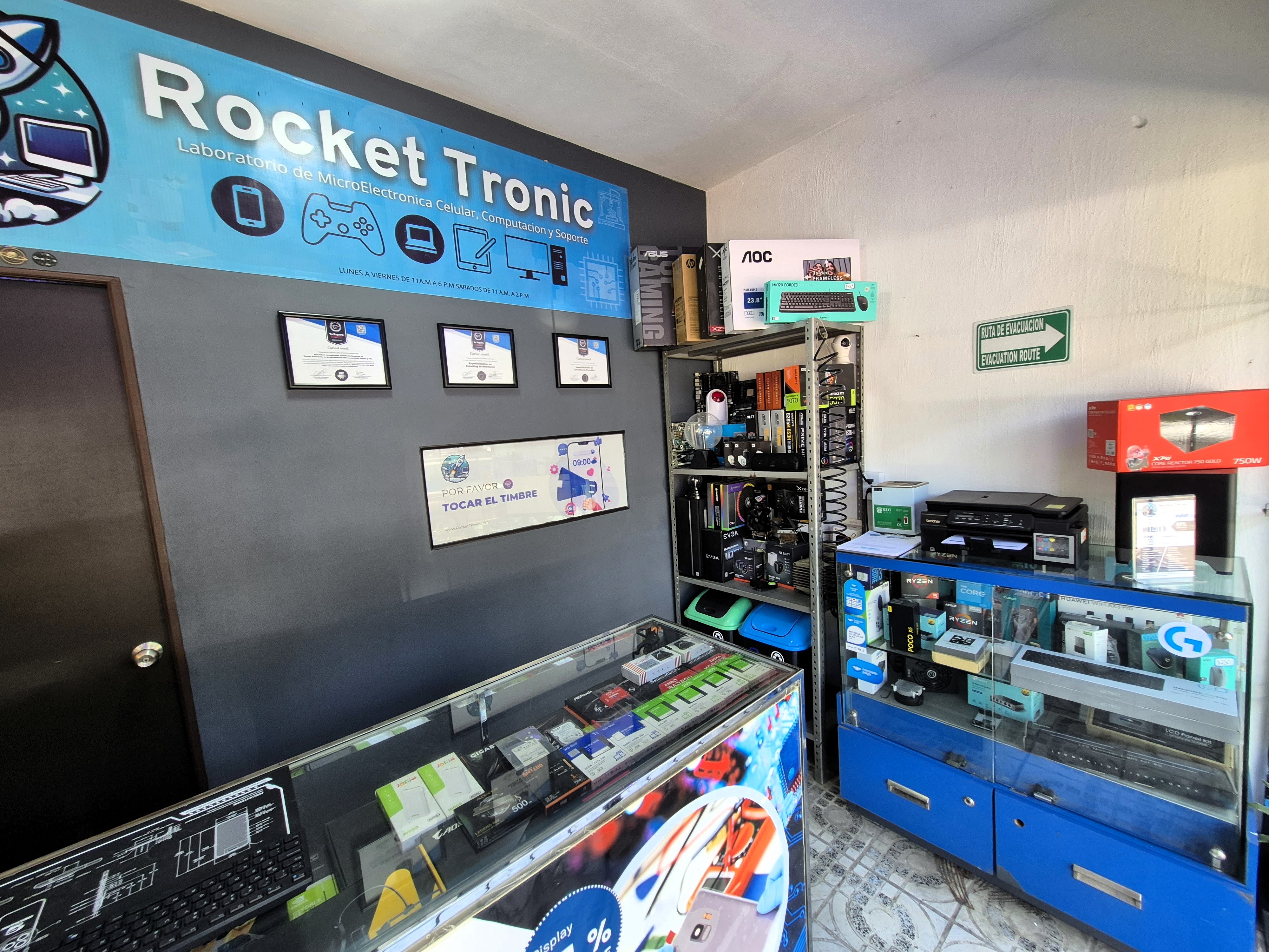 Interior del local de RocketTronic con mostradores de componentes y certificaciones